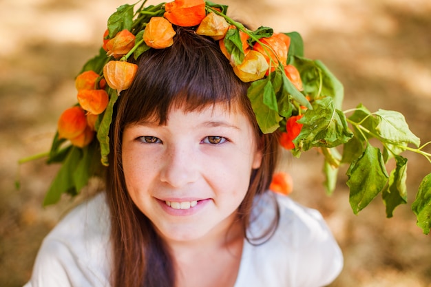 Portrait de petite fille en automne parc