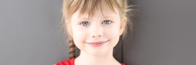 Portrait de petite fille aux yeux bleus. Humeur et émotions chez les enfants concept