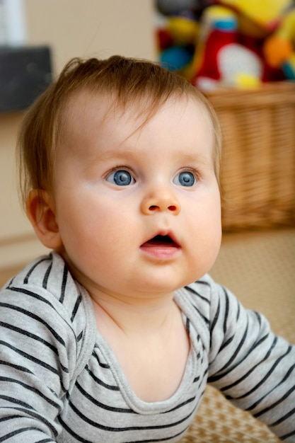 Portrait de petite fille aux yeux bleus.