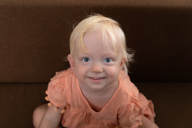 Portrait de petite fille blonde. Fille blonde regardant la caméra et souriant.