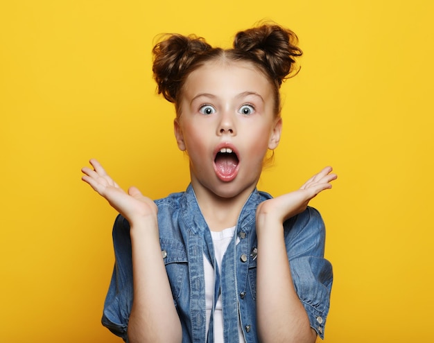 Portrait de petite fille avec la bouche ouverte et l'expression folle