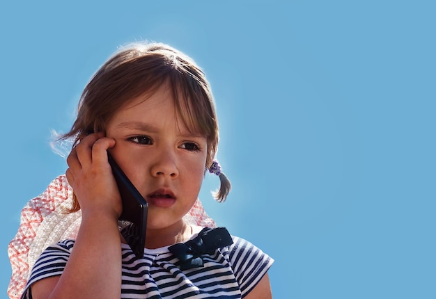 Portrait d'une petite fille bouclée triste