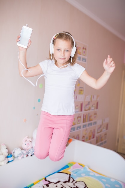 portrait de petite fille avec un casque