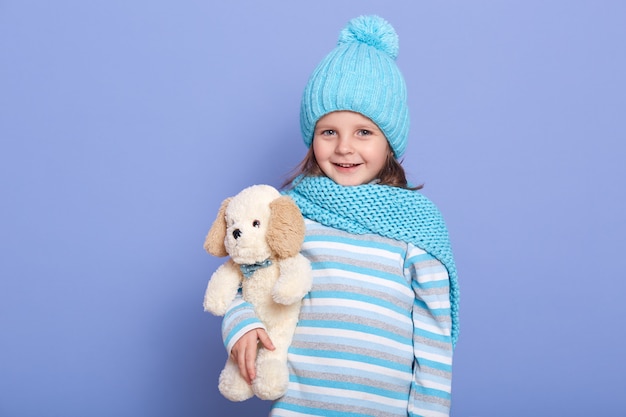 Portrait de petite fille charmante en bonnet d'hiver avec pompon