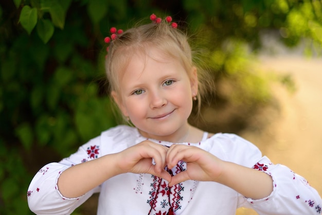 Portrait d'une petite fille en chemise brodée ukrainienne Cœur Tradition ukrainienne