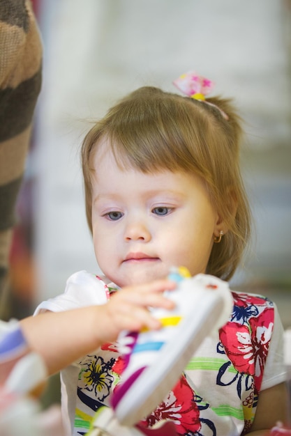 Portrait de petite fille choisissant des chaussures au magasin de vêtements