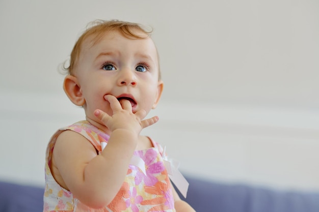 Portrait de petite fille curieuse