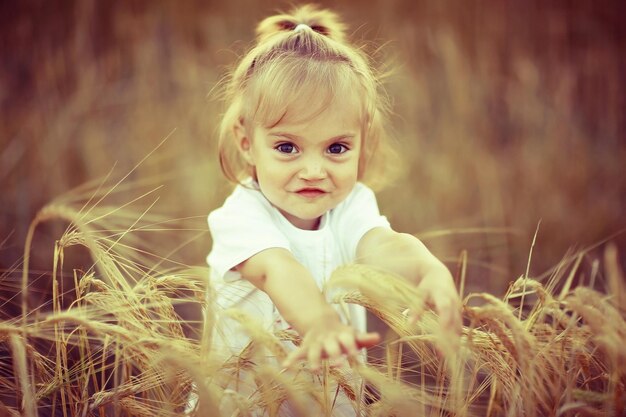 portrait d'une petite fille dans le champ de blé