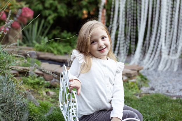 Portrait de petite fille dans le jardin