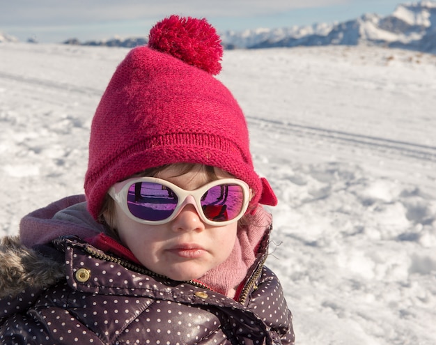 Portrait d'une petite fille dans la neige