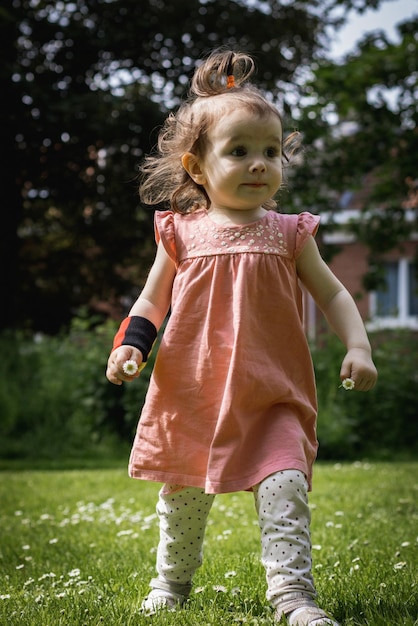 Portrait d'une petite fille dans le parc un jour d'été