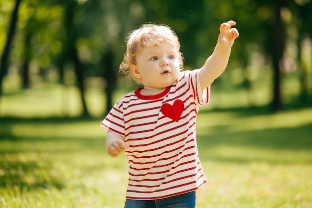 Portrait d'une petite fille dans le parc Émotions