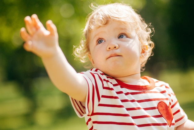 Portrait d'une petite fille dans le parc Émotions