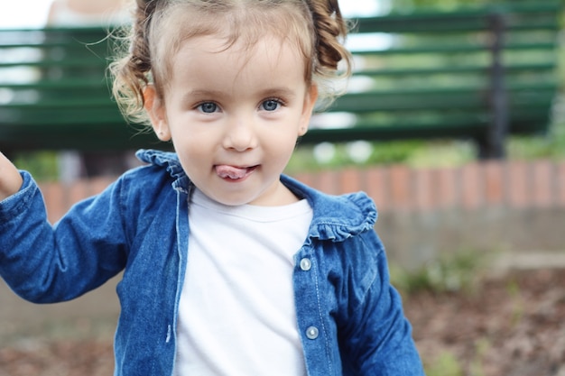 Portrait de petite fille dans le parc.