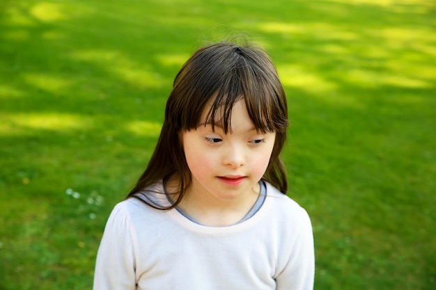 Portrait de la petite fille dans le parc