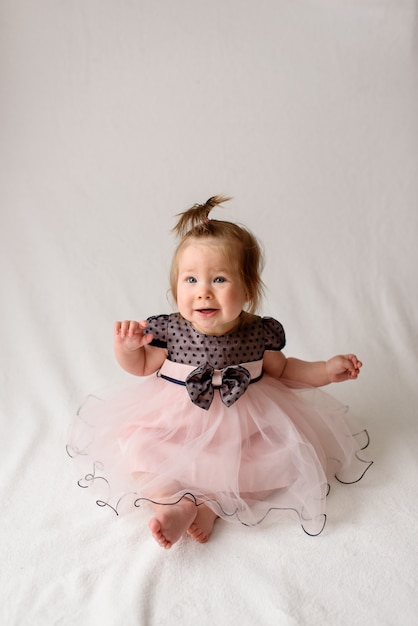 Portrait d'une petite fille dans une robe rose