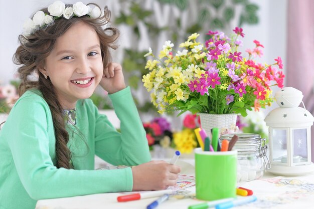 Portrait de petite fille dessinant à la maison