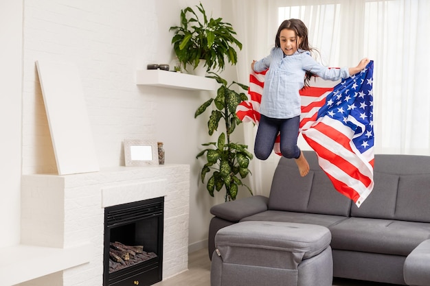 Portrait d'une petite fille avec le drapeau de l'Amérique. L'éducation américaine, étudier en Amérique.