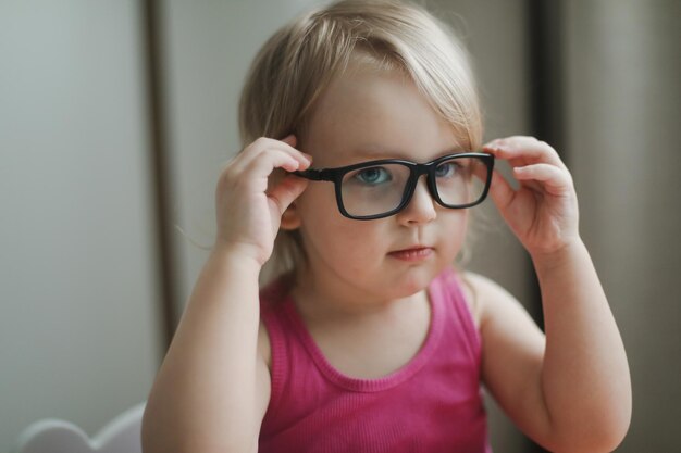 portrait d'une petite fille drôle à lunettes