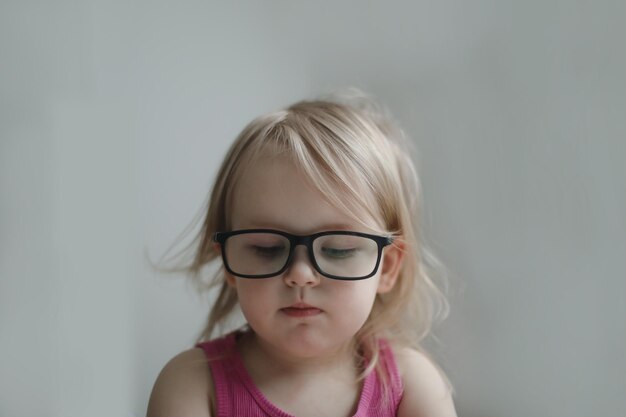 portrait d'une petite fille drôle à lunettes