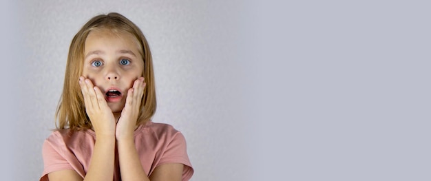 portrait d'une petite fille effrayée