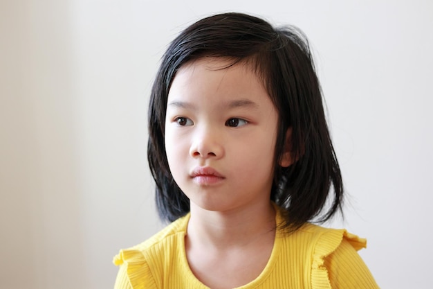 Portrait de petite fille enfant asiatique sur fond blanc