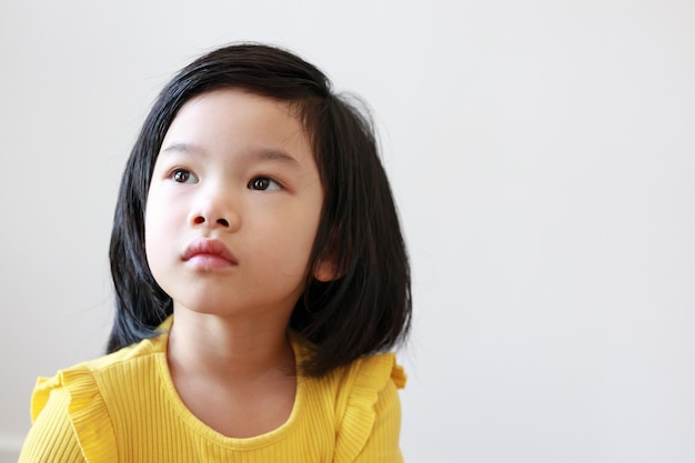 Portrait de petite fille enfant asiatique sur fond blanc