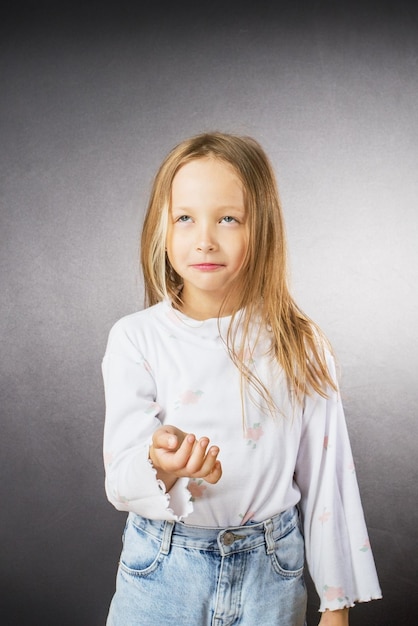 Portrait de petite fille essayant de faire la paix Petite fille bouleversée demandant de l'argent Allocation d'argent de poche