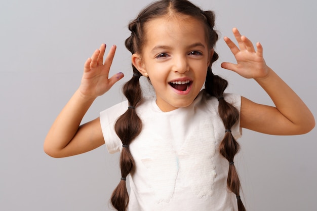 Photo portrait de petite fille étant excitée et émerveillée