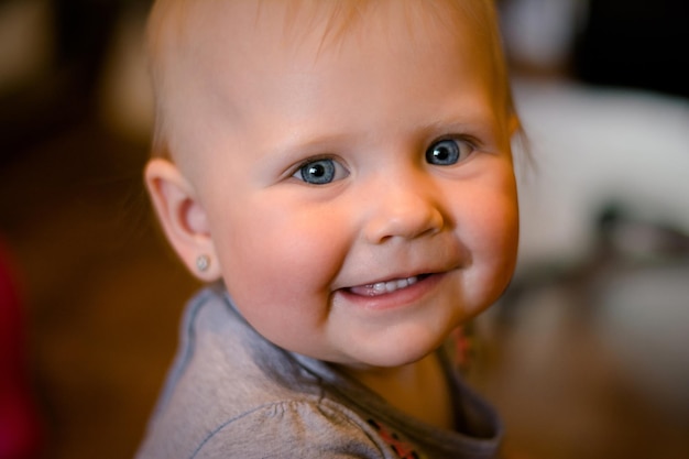 Portrait d'une petite fille européenne souriante aux yeux bleus