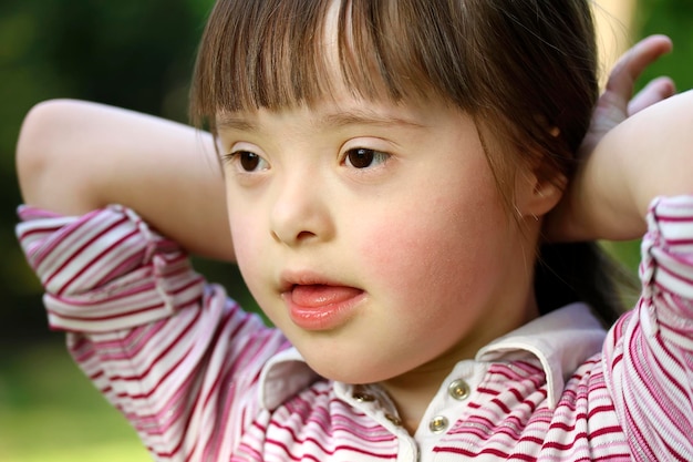 Portrait de petite fille à l'extérieur