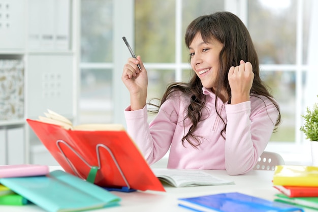 Portrait d'une petite fille faisant des cours à la maison