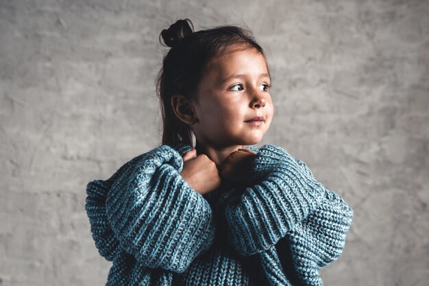 Portrait de petite fille fashion kid sur fond de mur gris