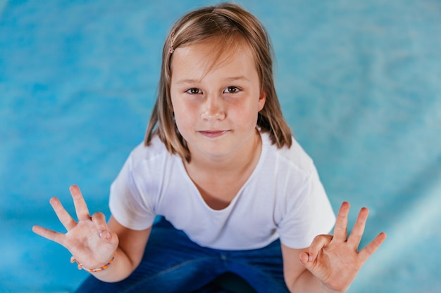 Portrait d'une petite fille sur fond bleu