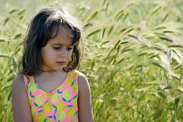 Portrait d'une petite fille avec un fond de pointes vertes