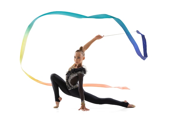 Photo portrait de petite fille, formation d'artiste de gymnastique rythmique isolée sur blanc