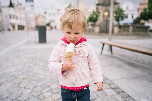 Portrait de petite fille avec de la glace