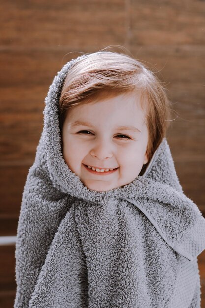 Portrait d'une petite fille heureuse dans la salle de bain