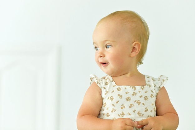 Portrait d'une petite fille heureuse à la maison