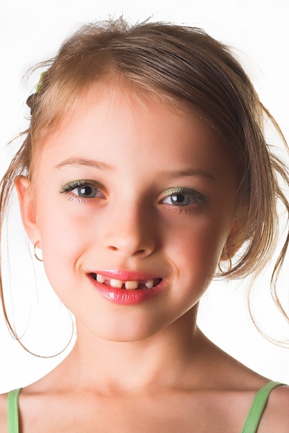 Photo portrait d'une petite fille heureuse