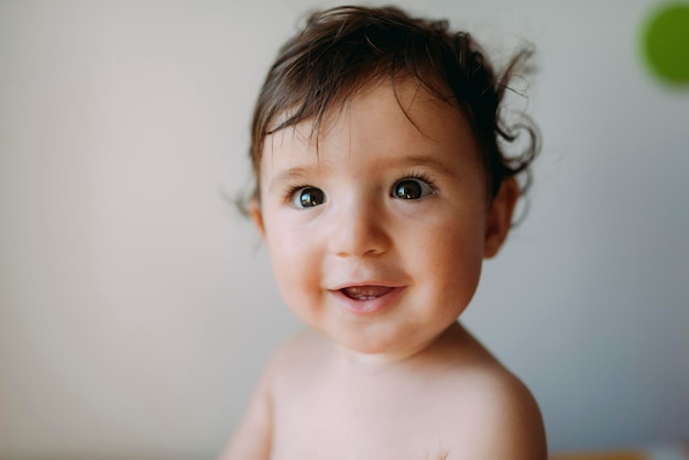 Portrait de petite fille heureuse