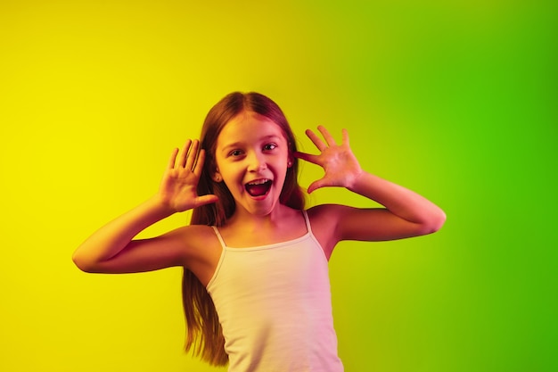 Portrait de petite fille isolé sur fond néon