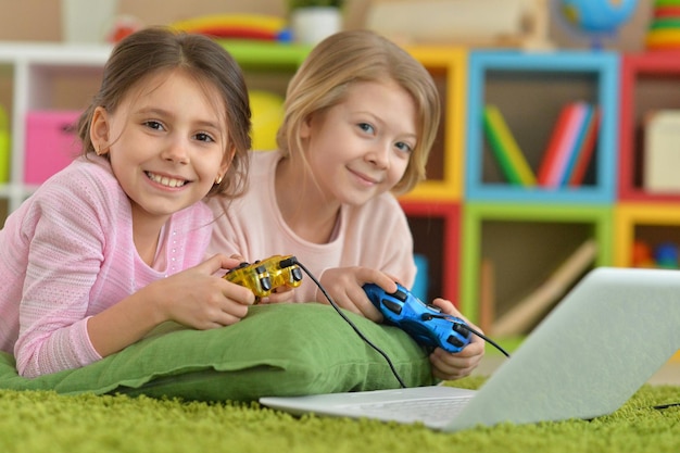 Portrait d'une petite fille jouant à un jeu d'ordinateur