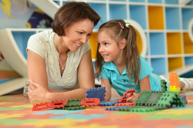 Portrait d'une petite fille jouant avec sa mère