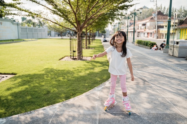 Un portrait d'une petite fille joyeuse dans le parc