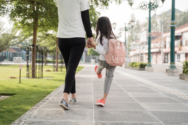 Un portrait d'une petite fille joyeuse dans le parc