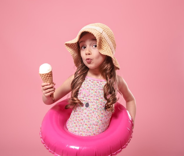 Portrait d'une petite fille joyeuse avec de la glace