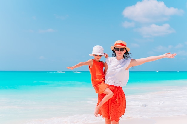 Portrait de petite fille et mère en vacances d'été