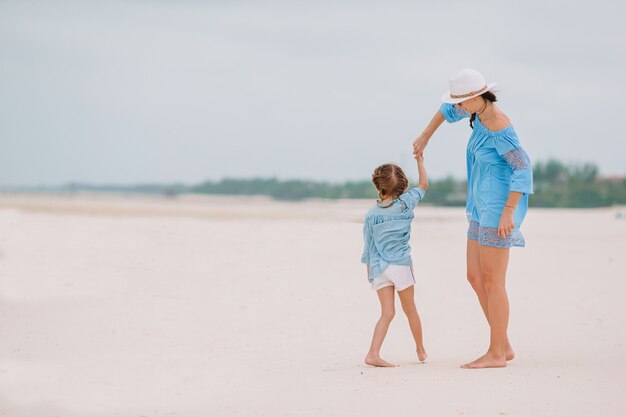 Portrait de petite fille et mère en vacances d'été