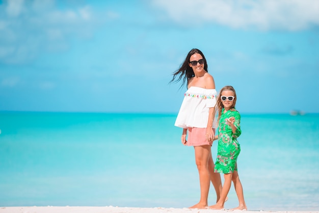 Portrait de petite fille et mère en vacances d'été